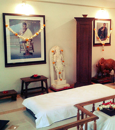 Paramsadguru SHREE Gajanan Maharaj’s room preserved in the present form.
The wooden pillar is the Vastu point where SHREE had laid foundation of the
original building.