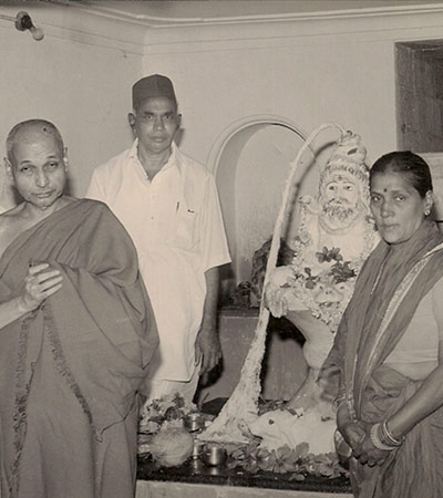 Paramsadguru SHREE Gajanan Maharaj and Bhagwati Sharada Mata, Late.
M.S. alias Baburaoji and Kamalabai Parkhe on eve of Mahashivratri,
Shivmandir, Shivpuri, Akkalkot